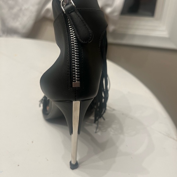 Alexander McQueen
Leather fringe heels - Picture 3 of 4